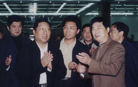张平(左二）莅临市场指导工作